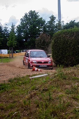 Der Micra wühlt ordentlich Staub auf 