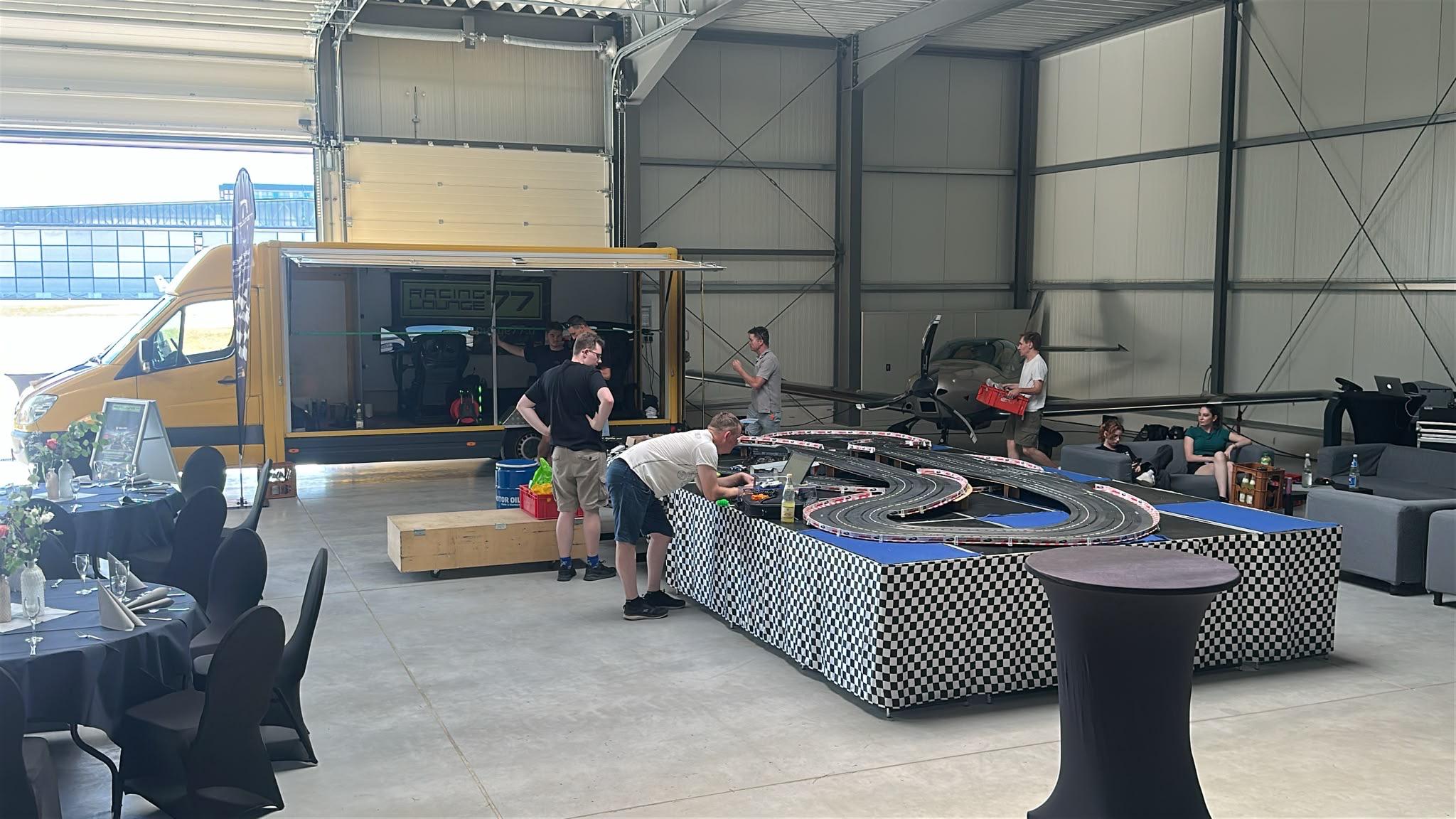 Motorsport wird mobil Mobile RacingLounge77 und Carrera-Rennbahn gemeinsam in der Flugzeughalle in Kamenz