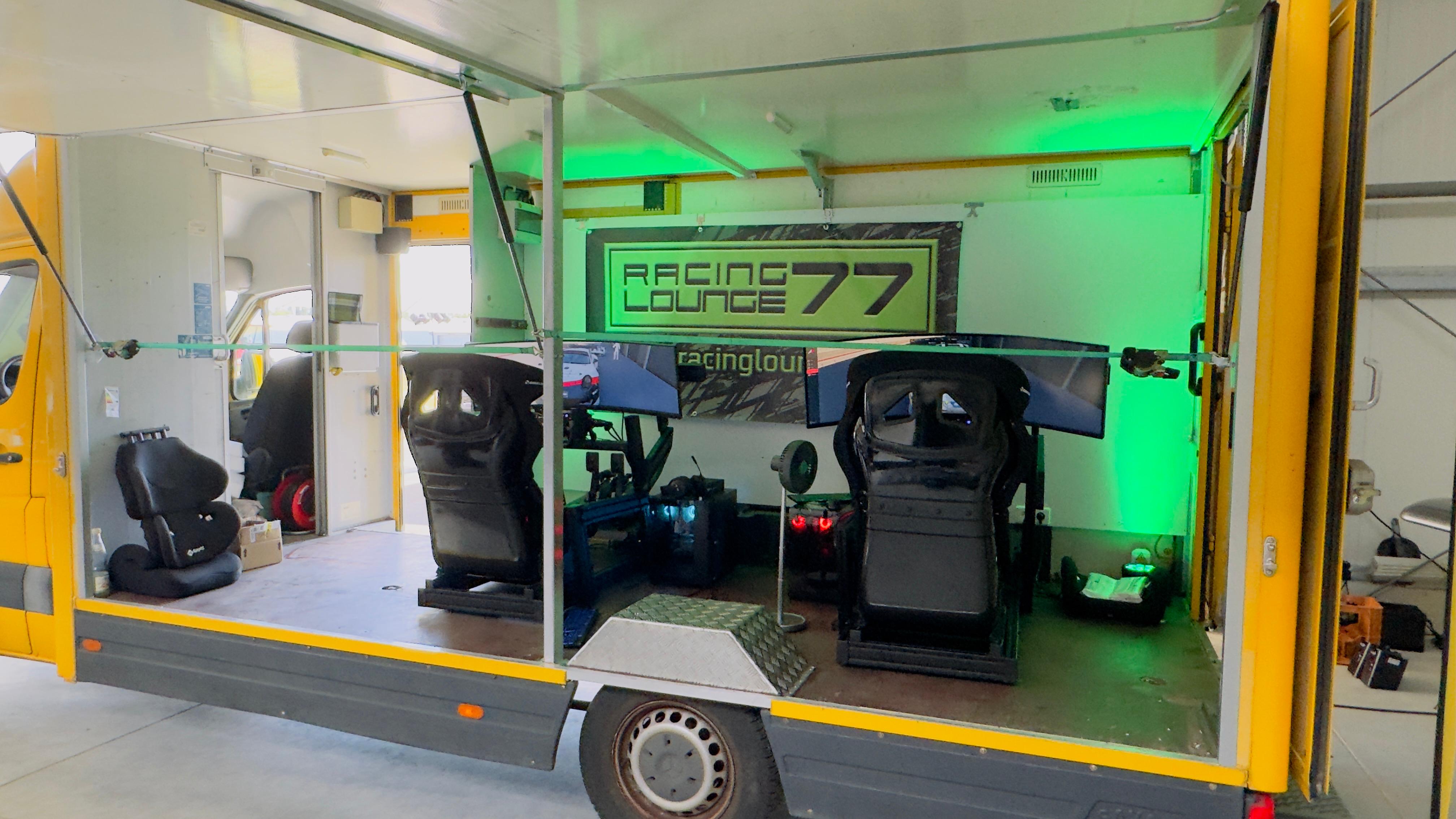 Zwei Simulatoren im Fahrzeug Geöffnete mobile RacingLounge77 mit zwei eingebauten Simracing-Simulatoren