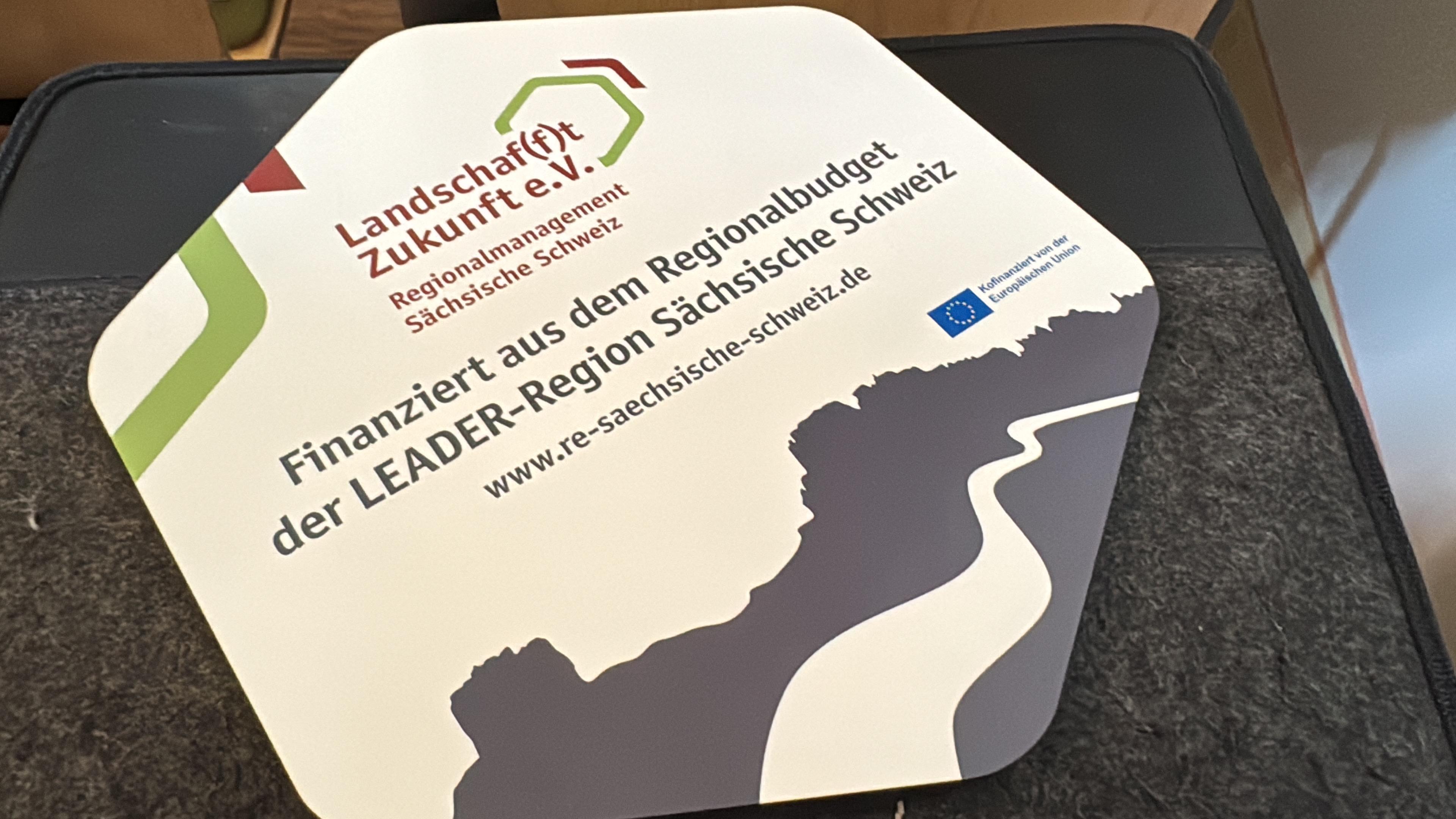 Regionalbudget LEADER-Region Sächsische Schweiz Förderschild mit Hinweis auf die Finanzierung aus dem Regionalbudget der LEADER-Region Sächsische Schweiz