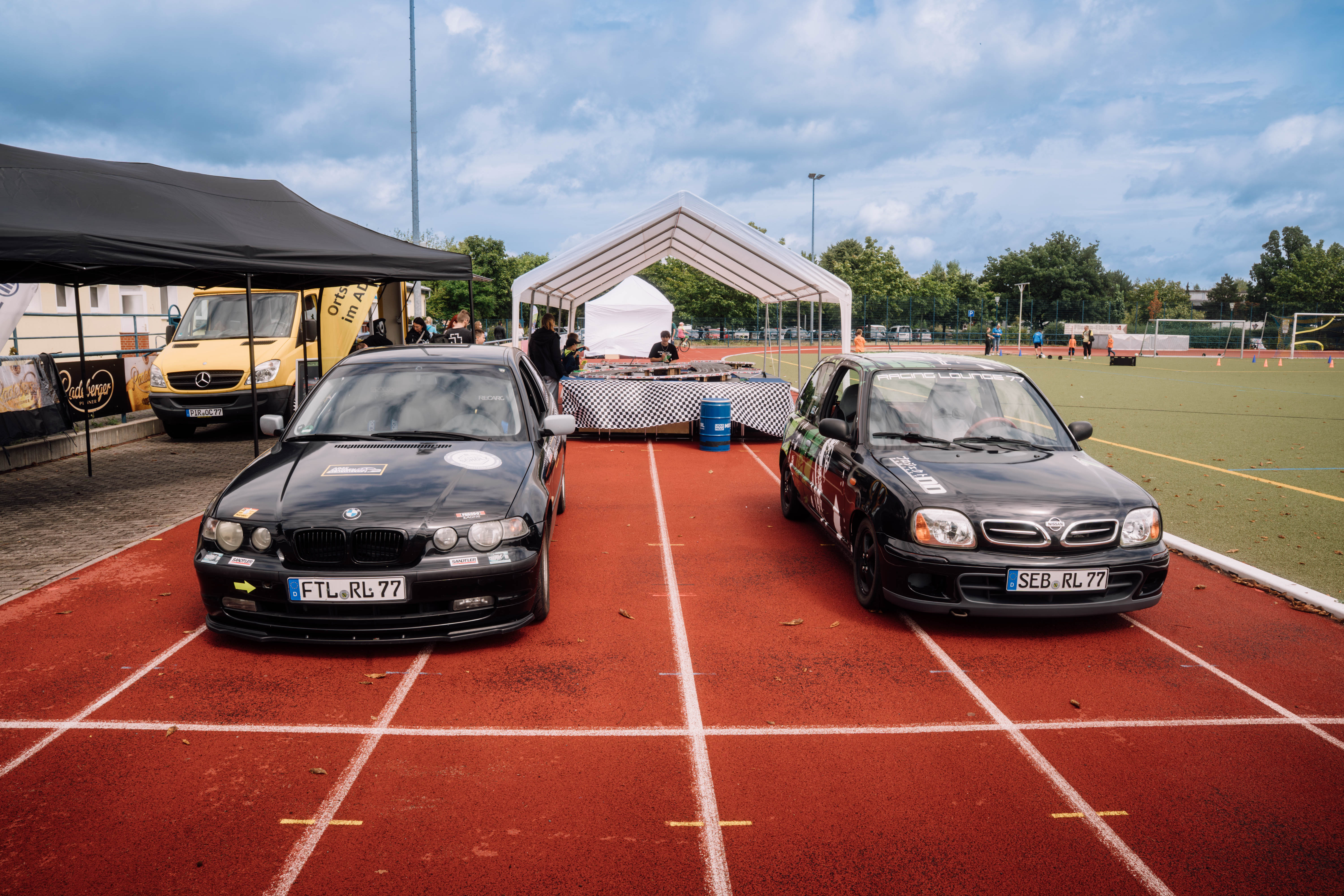 Nachwuchs-Rennwagen des DMSC77 in Heidenau BMW Rennwagen und Nissan Micra des DMSC77 vor dem Vereinsstand bei der Heidenauer Vereinsmeile