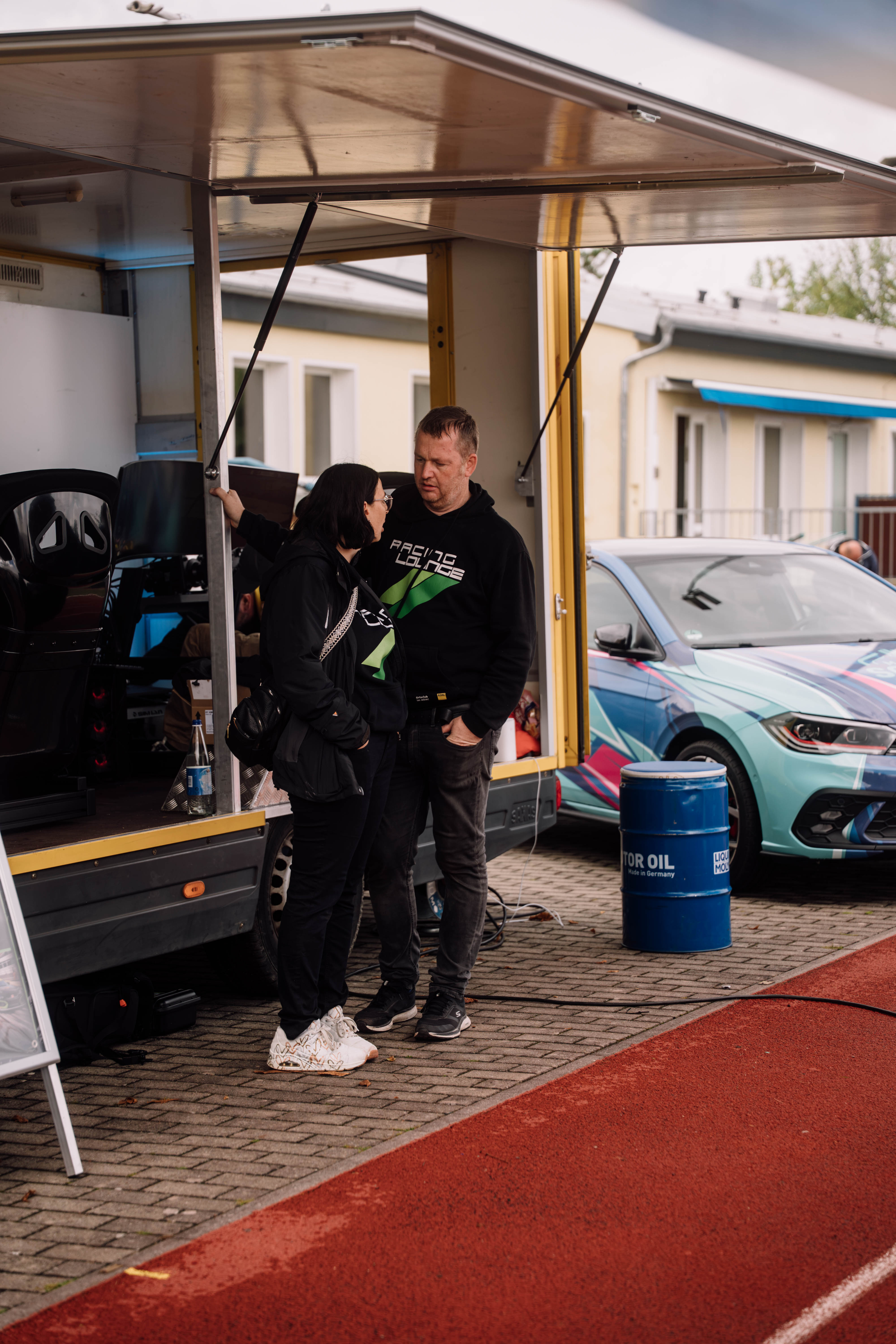 Das Simshuttle im Einsatz Besucher im Gespräch am mobilen Simshuttle der RacingLounge77 in Heidenau