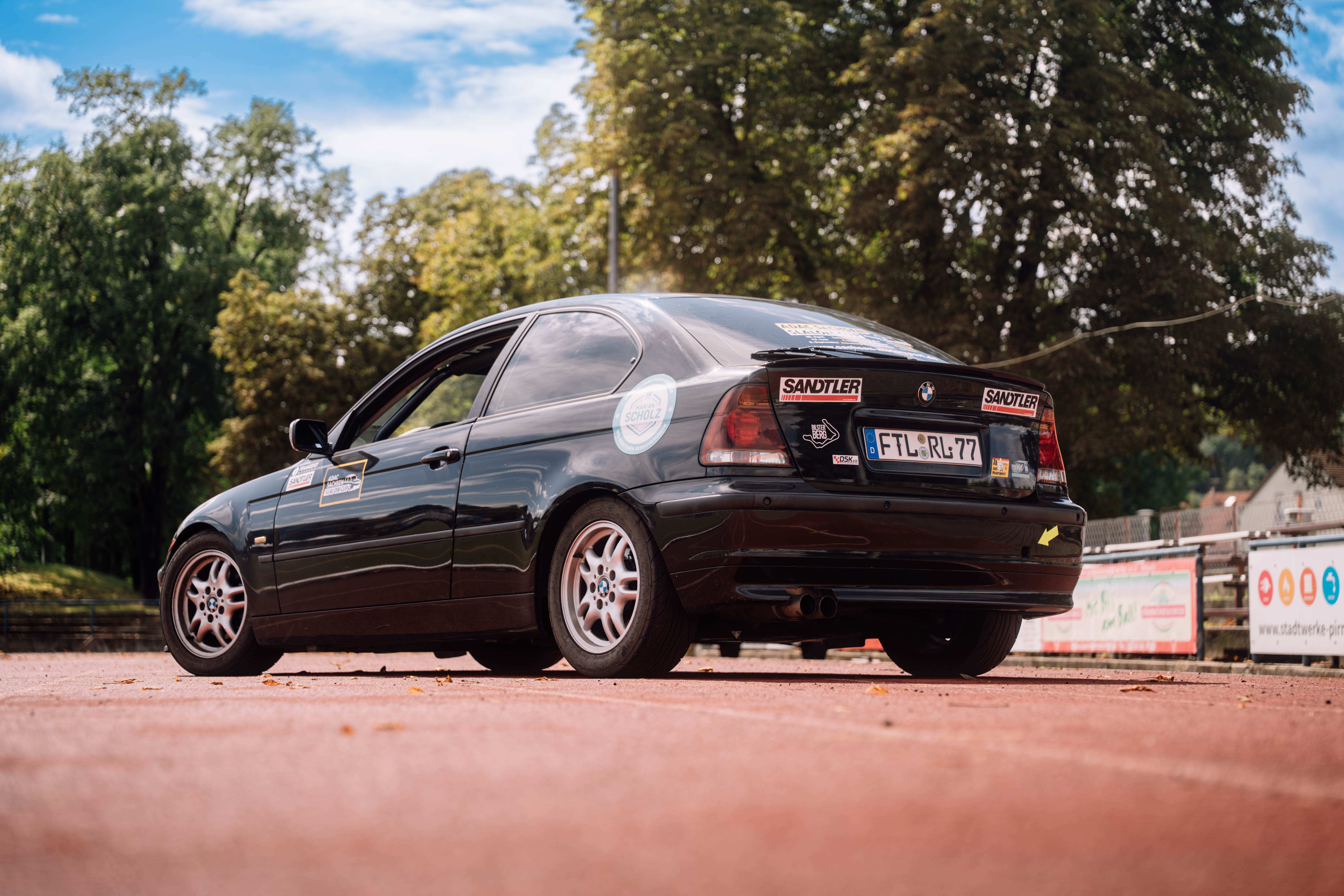 BMW Rennwagen bei der Vereinsmeile Heidenau Heckansicht des BMW Rennwagens des DMSC77 bei der Heidenauer Vereinsmeile